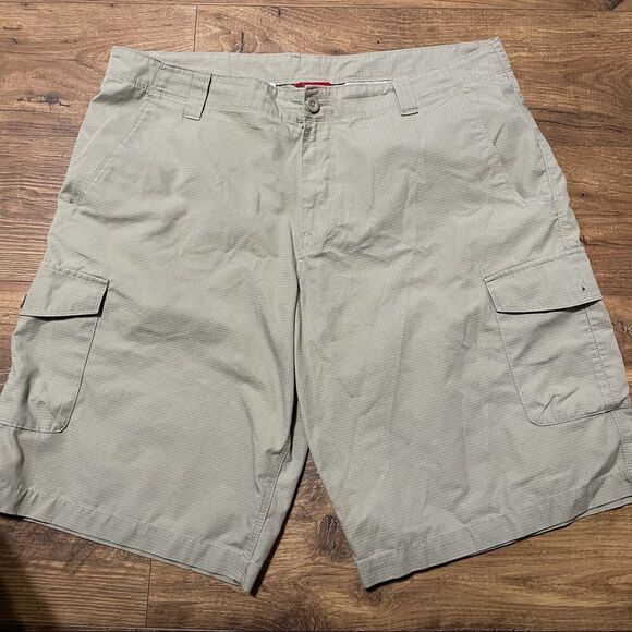 The North Face Men’s Khaki tan Cargo shorts size 40 - Picture 1 of 4